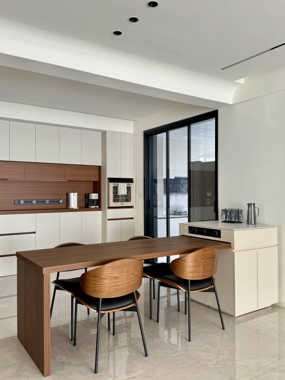 Thiết kế đảo bếp gỗ tự nhiên cho không gian mở