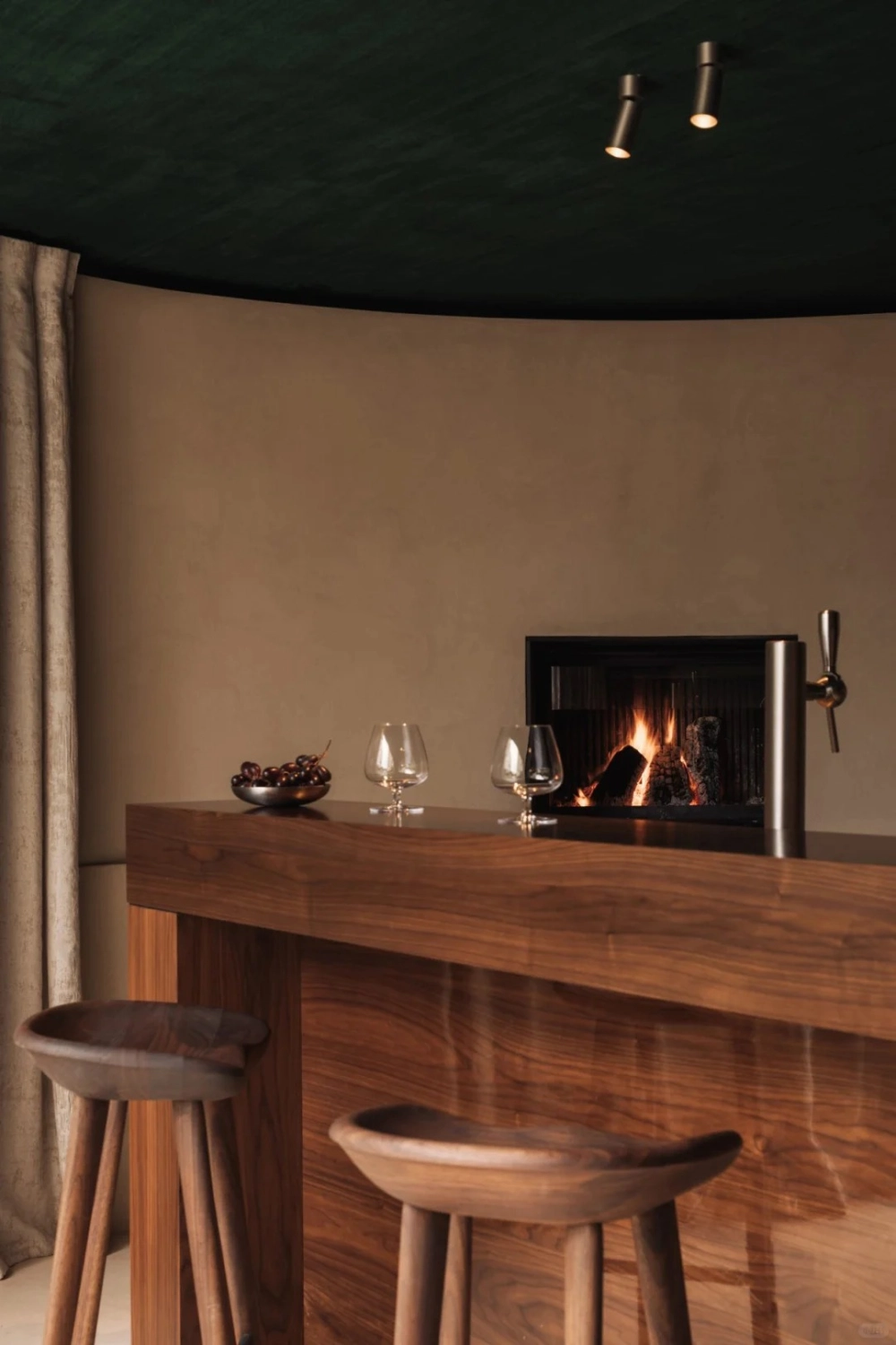 Bàn đảo bếp gỗ gụ bền chắc với thời gian