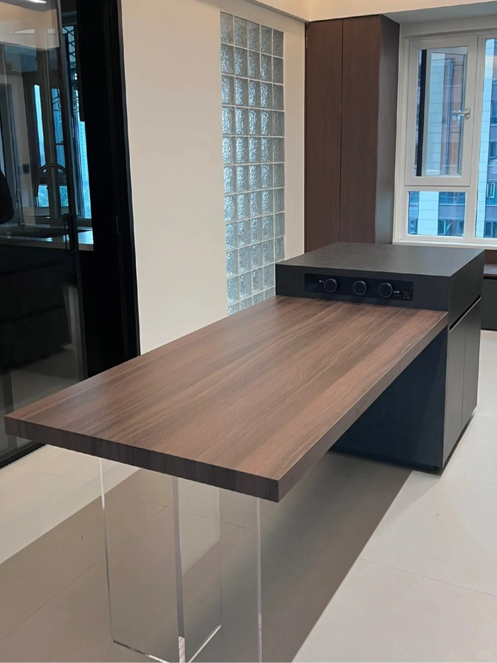 Cách lựa chọn chất liệu gỗ tự nhiên làm bàn đảo bếp bền đẹp