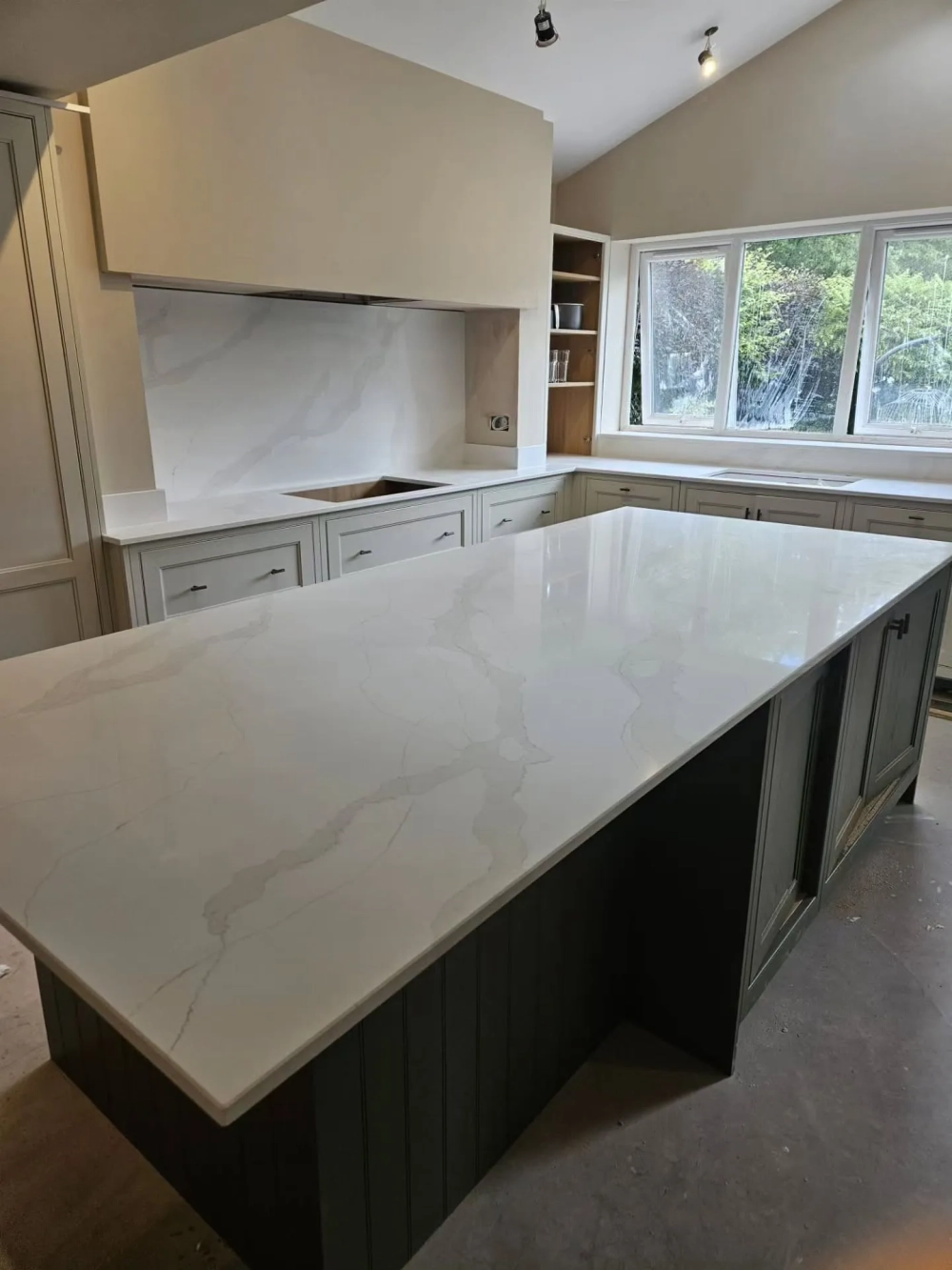 Đá thạch anh nhân tạo bền bỉ cho bếp nhà phố