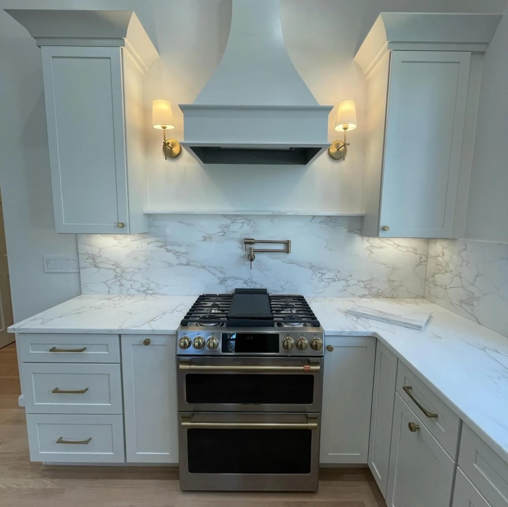 Bàn đảo bếp ốp đá thạch anh vân to mạnh mẽ