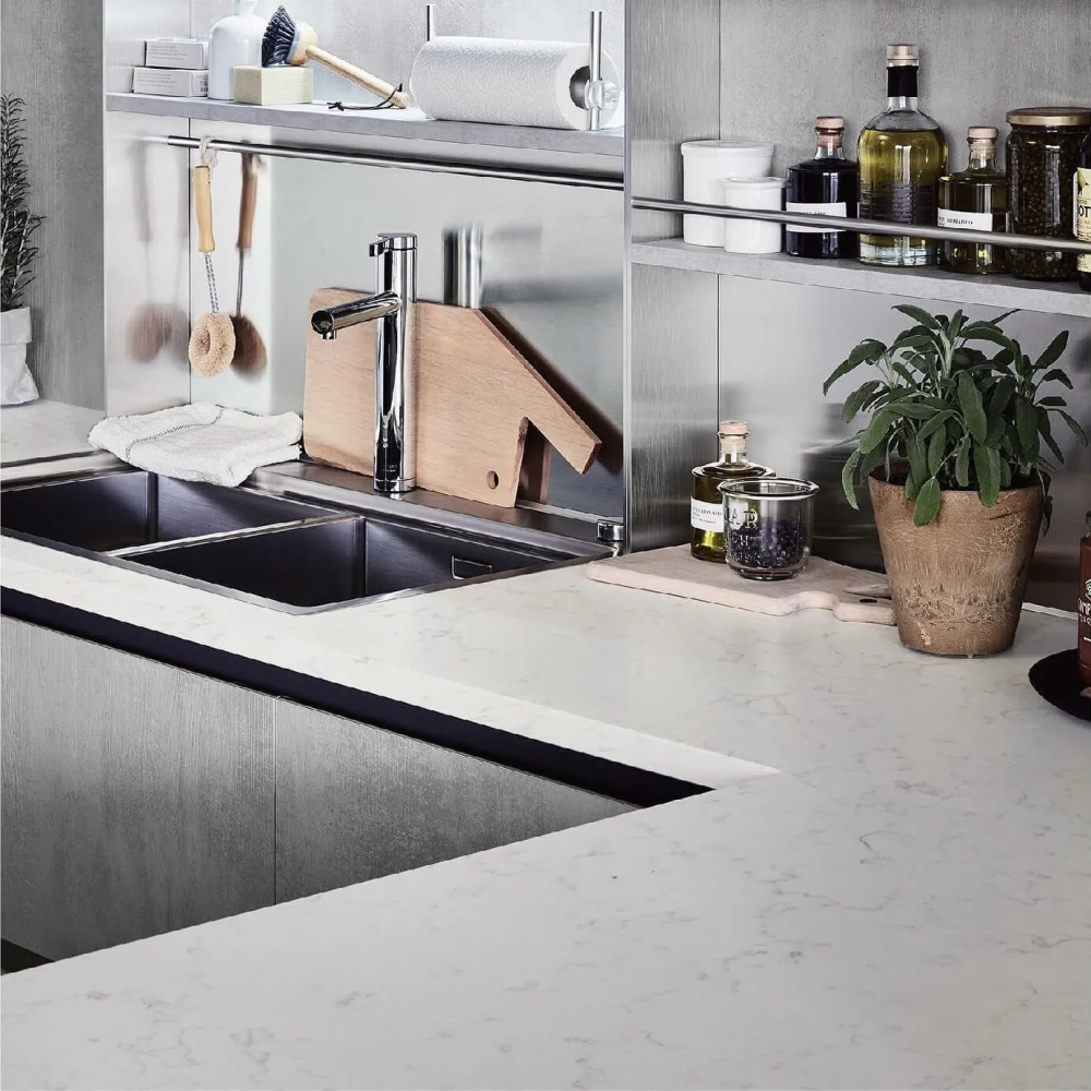 Mặt đá thạch anh nhân tạo màu trắng vân mây sang trọng cho nhà bếp