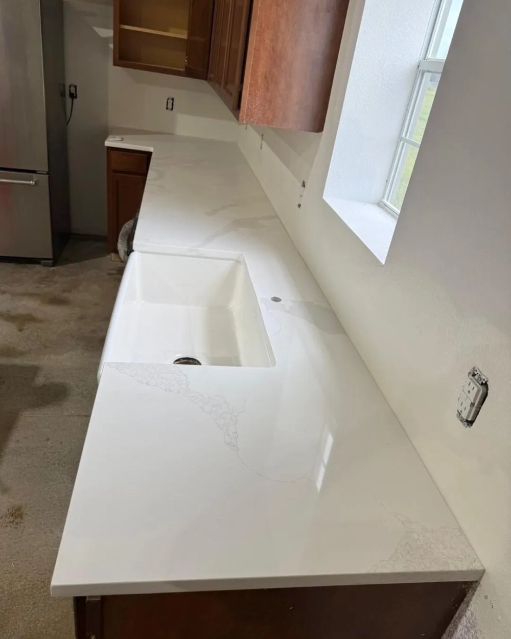 Không gian bếp mở sử dụng đá thạch anh màu trắng tinh khôi