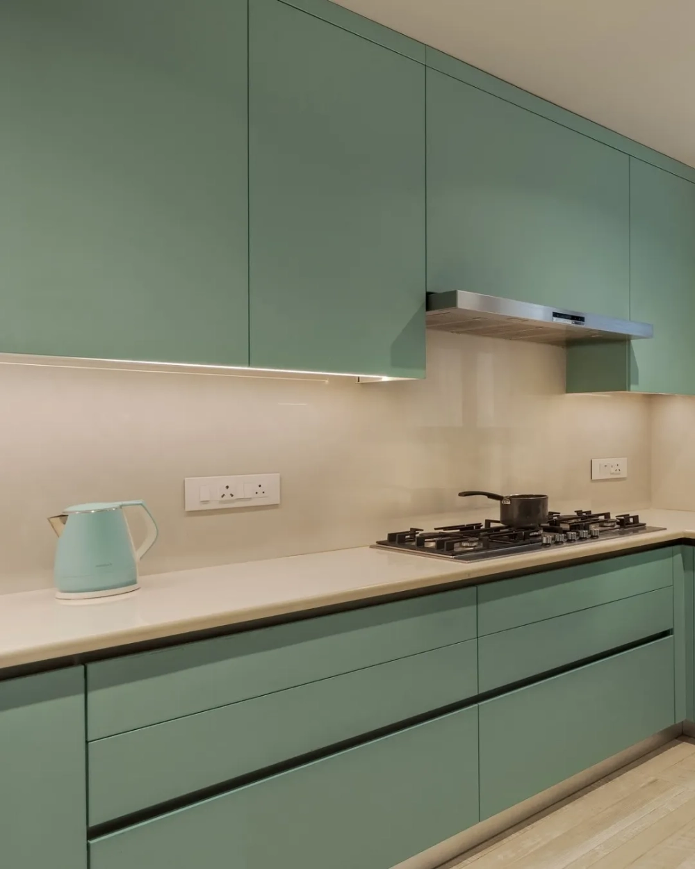 Cách lau chùi bề mặt đá thạch anh bếp bằng khăn mềm và dung dịch chuyên dụng