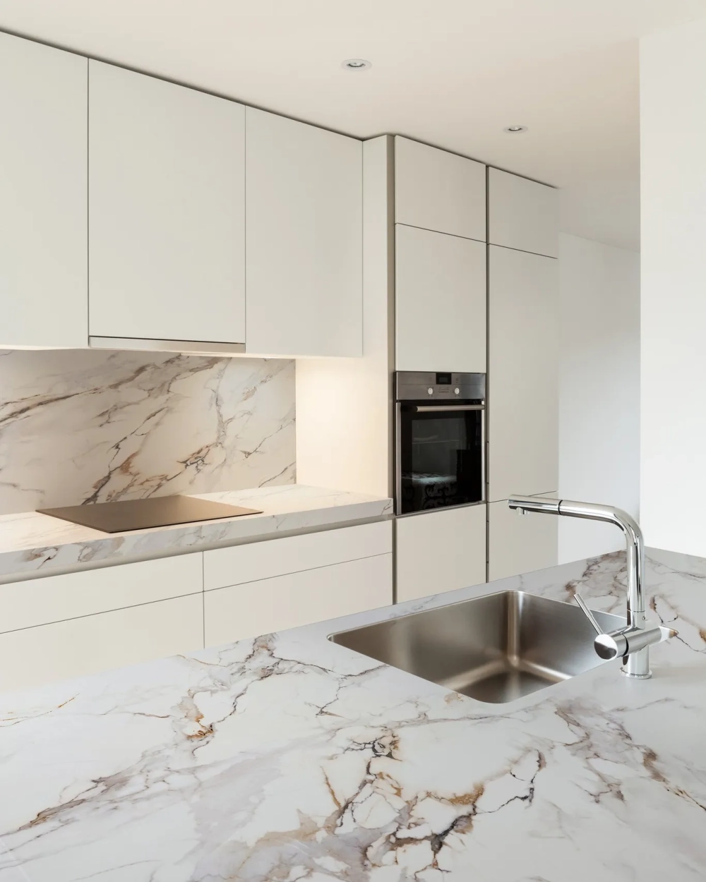 Phối màu đá thạch anh nâu đất cho không gian bếp mộc mạc