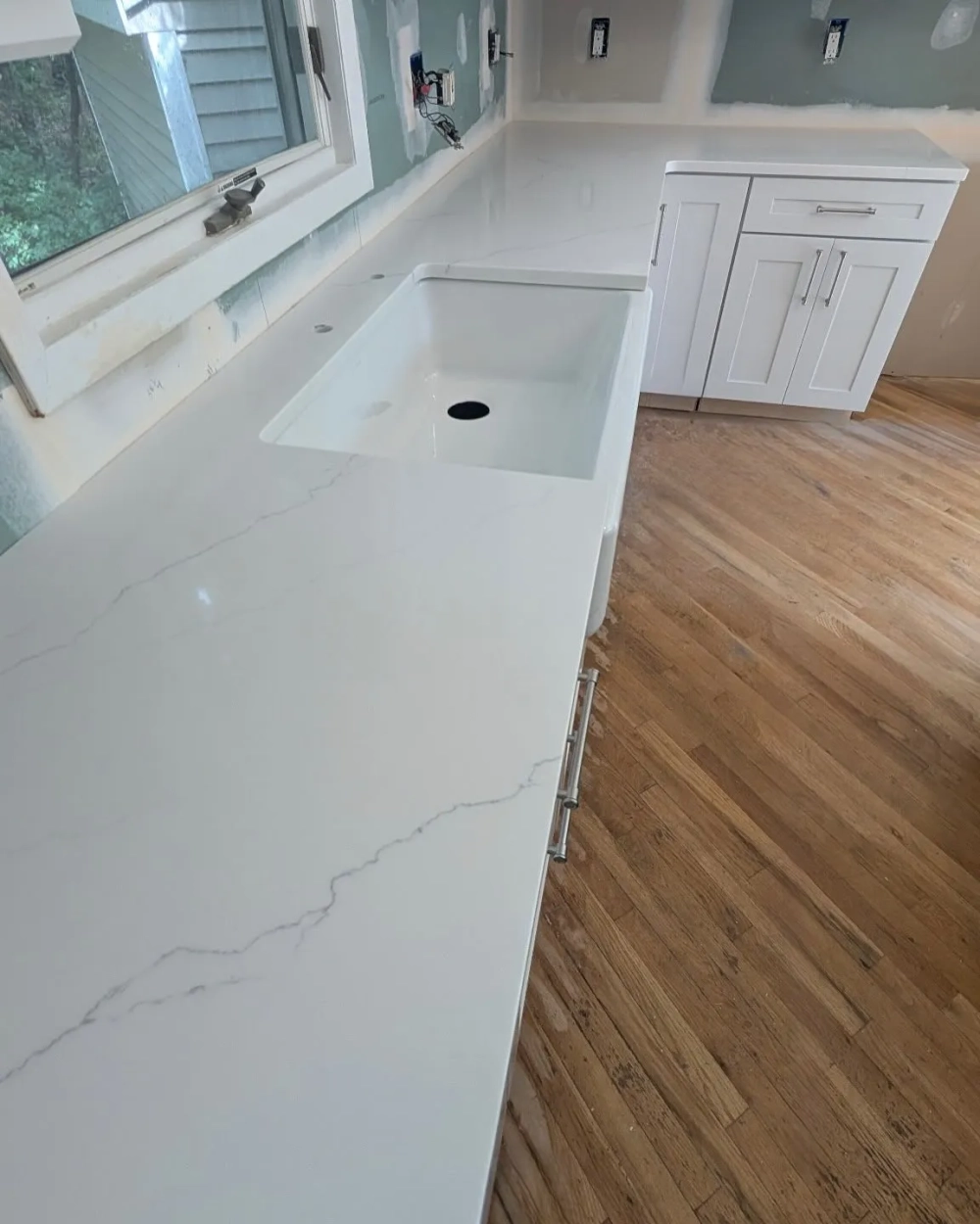 Thiết kế bếp hiện đại với đá thạch anh xám xi măng