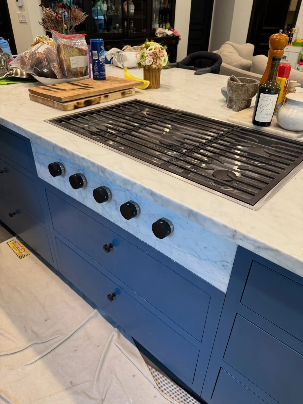 Lựa chọn đá trắng vân mây ốp bếp cho căn hộ chung cư