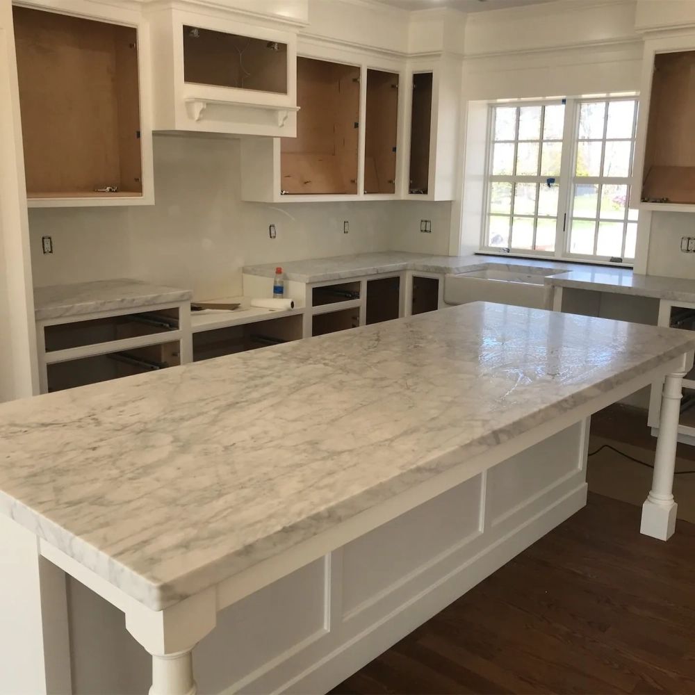 Bề mặt đá trắng vân mây ốp bếp bền bỉ theo thời gian