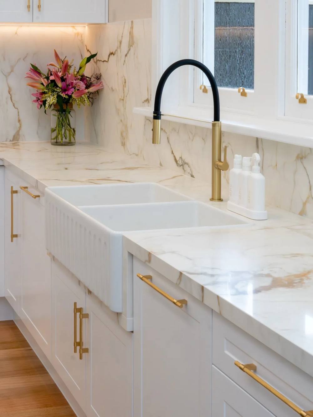 Mẫu đá trắng vân mây ốp bếp có đường vân to đầy nghệ thuật