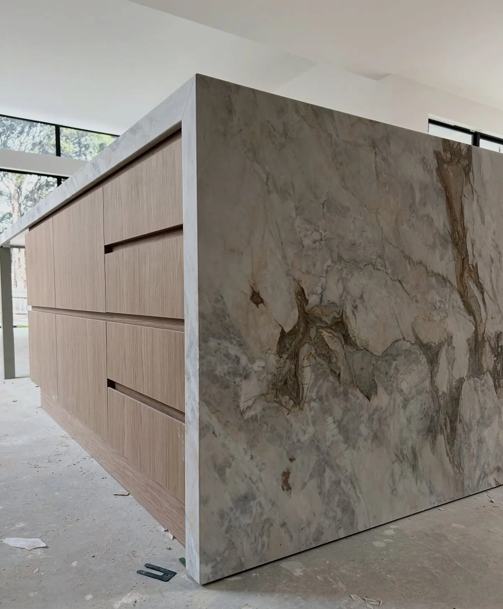 Mặt bếp ốp đá trắng vân mây chống thấm và chống ố hiệu quả