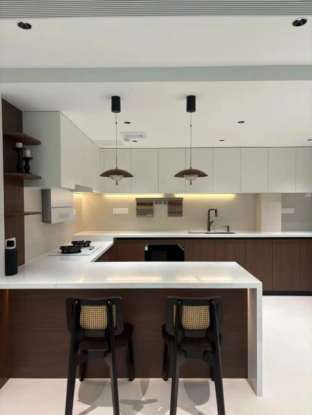 Mẫu đảo bếp quầy bar tích hợp công năng đa dạng cho nhà phố