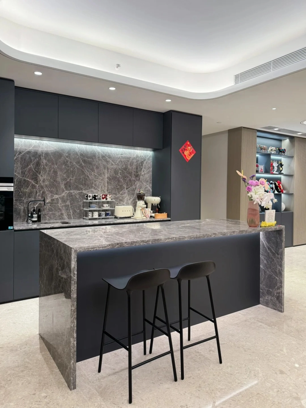 Mẫu bếp mở có đảo bếp quầy bar thông minh