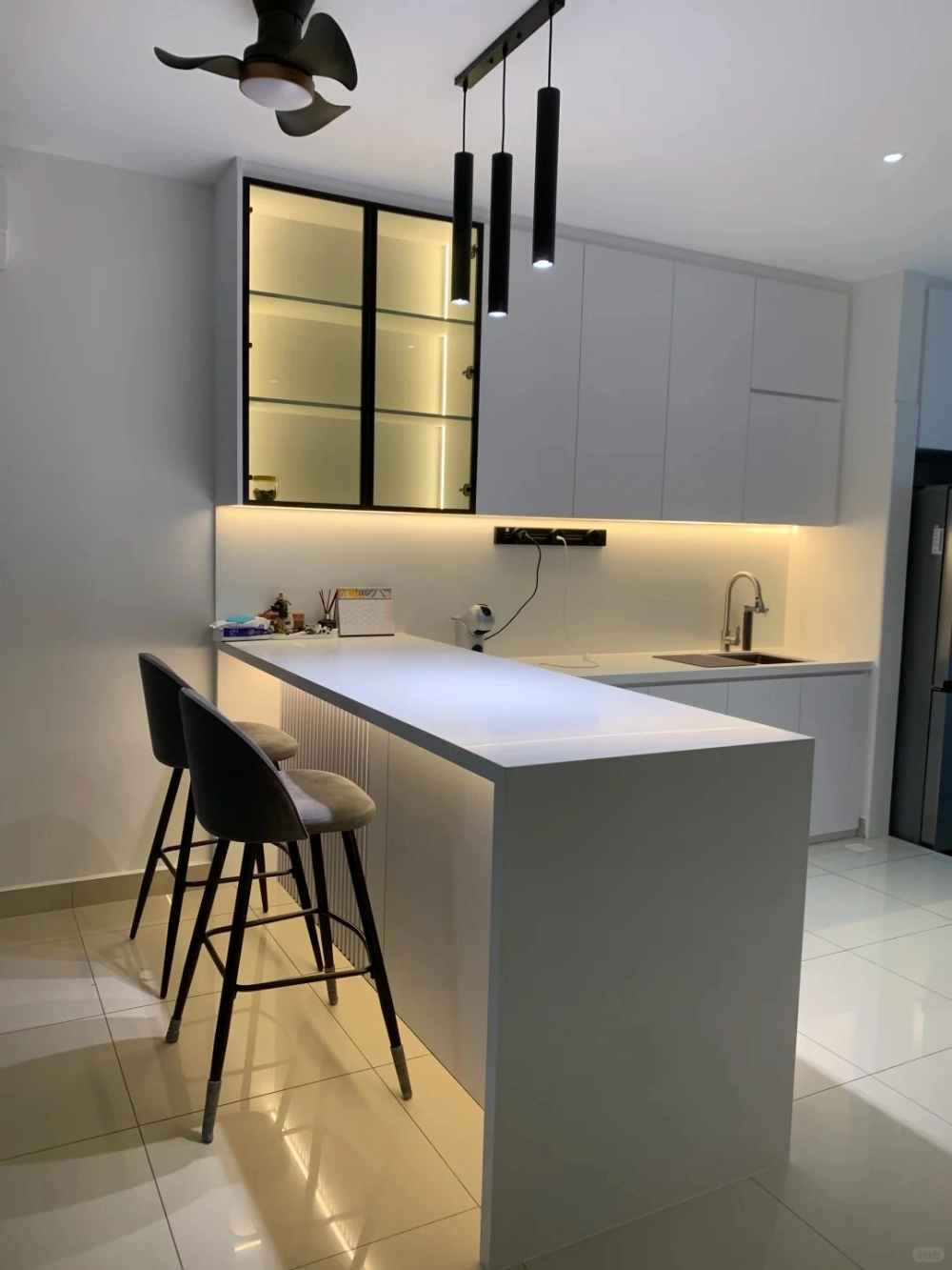 Thiết kế đảo bếp quầy bar màu trắng sang trọng