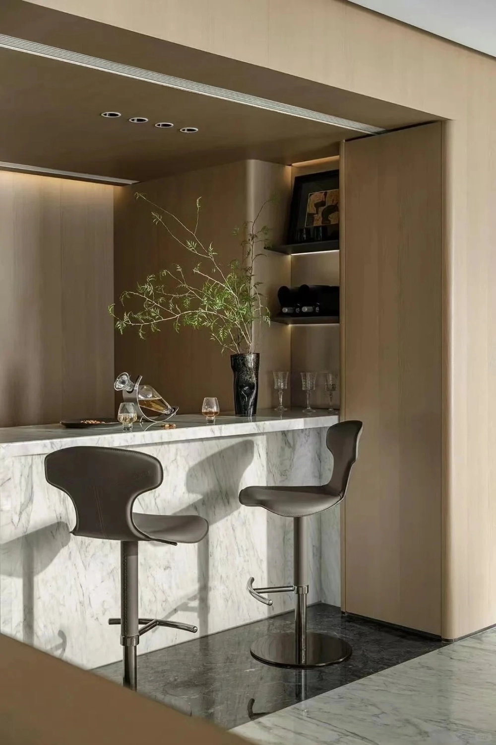 Không gian bếp hiện đại với đảo bếp quầy bar bằng gỗ