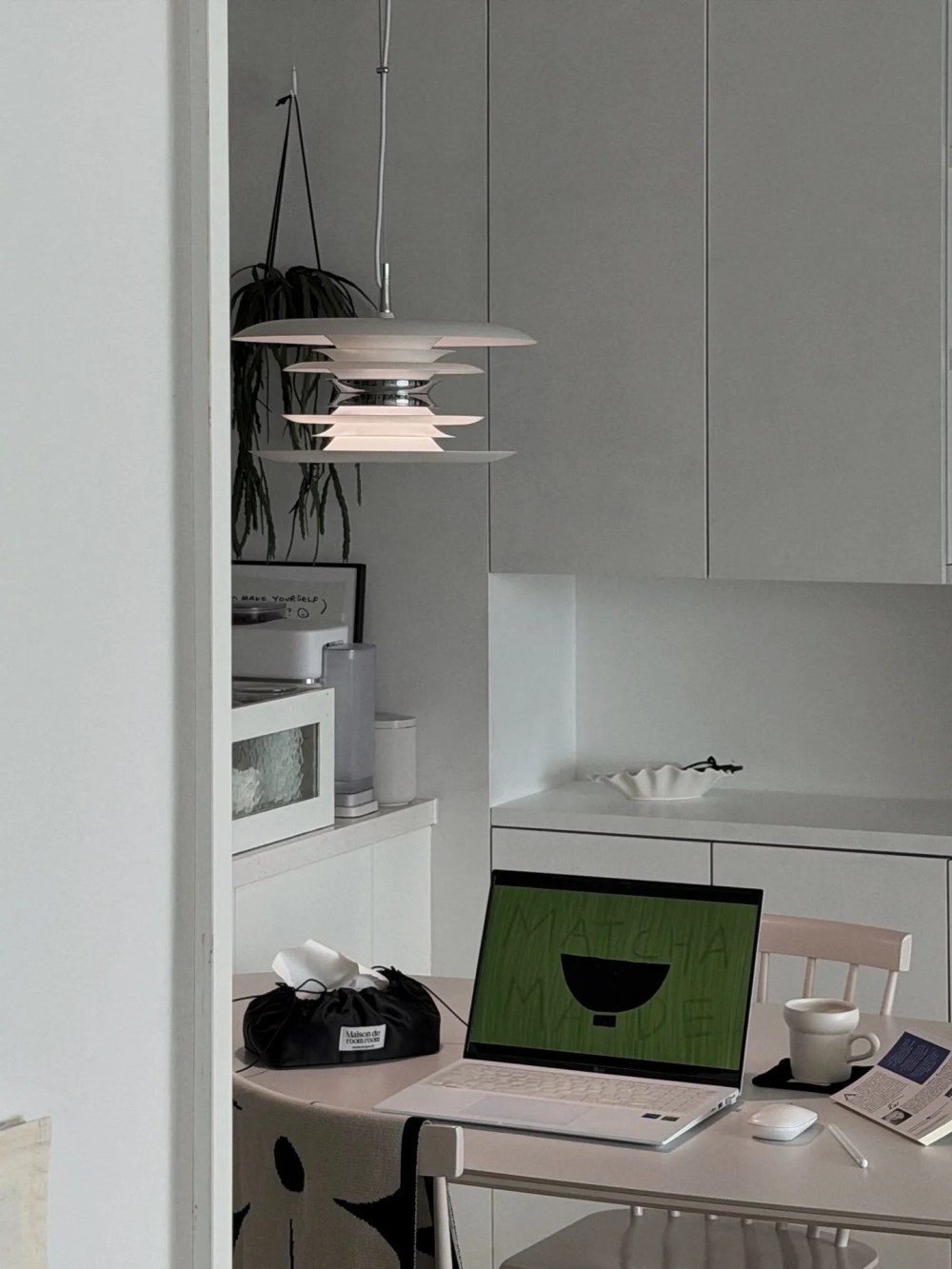 Ánh sáng lung linh từ đèn thả pha lê khói cao cấp