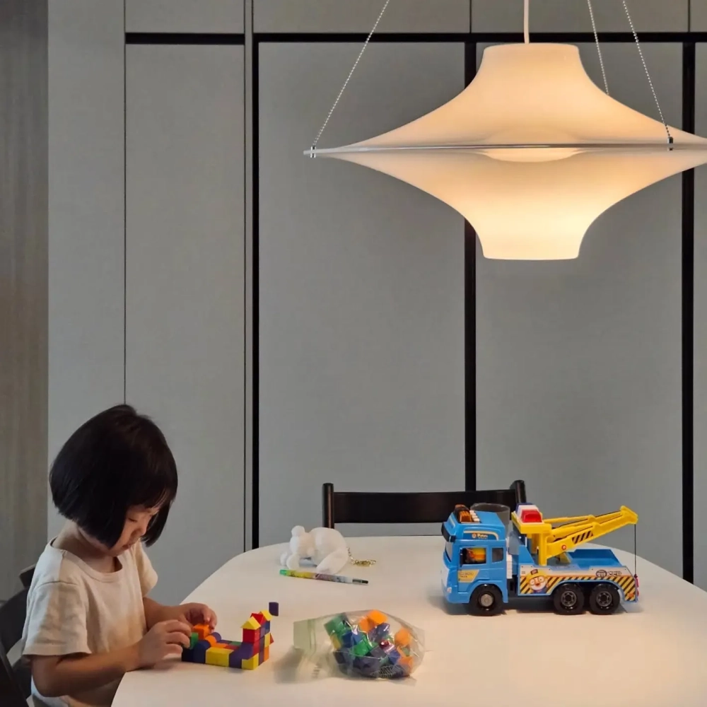 Mẫu đèn thả trần hiện đại với thiết kế tối giản tinh tế