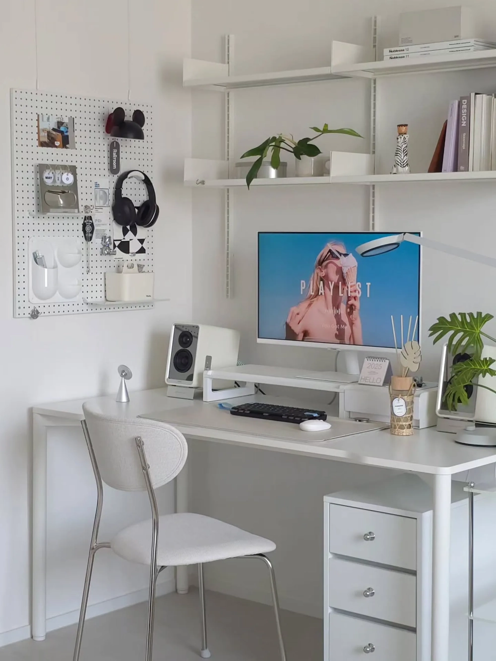 Cách bài trí đồ decor để bàn khoa học giúp tăng năng suất lao động