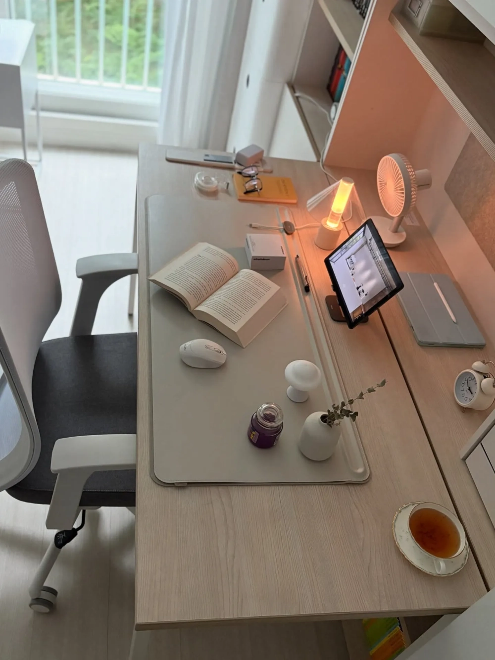 Đồng hồ gỗ để bàn thiết kế mộc mạc tinh tế