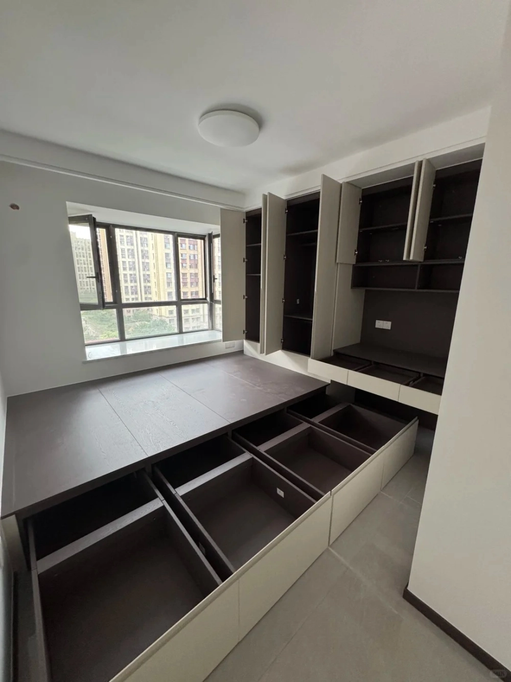 Mẫu giường ngủ có ngăn kéo hiện đại giúp tối ưu không gian lưu trữ cho phòng nhỏ