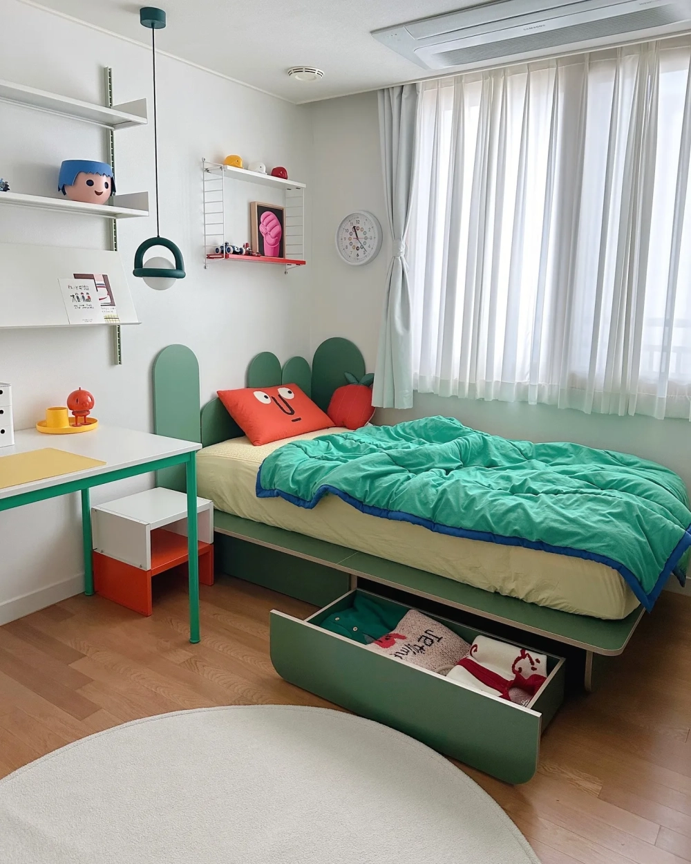 Giường ngủ có ngăn kéo và kệ trang trí ở đuôi giường