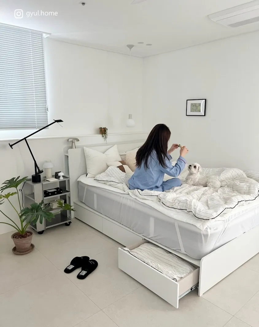 Giường ngủ có ngăn kéo màu kem nhẹ nhàng cho phòng ngủ nữ