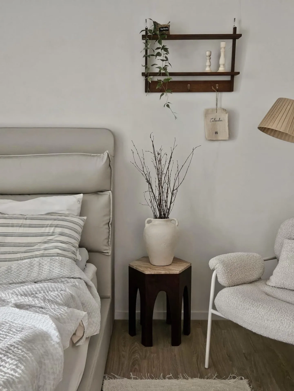 Đầu giường ngủ bọc da màu ghi xám phối cùng decor tối giản