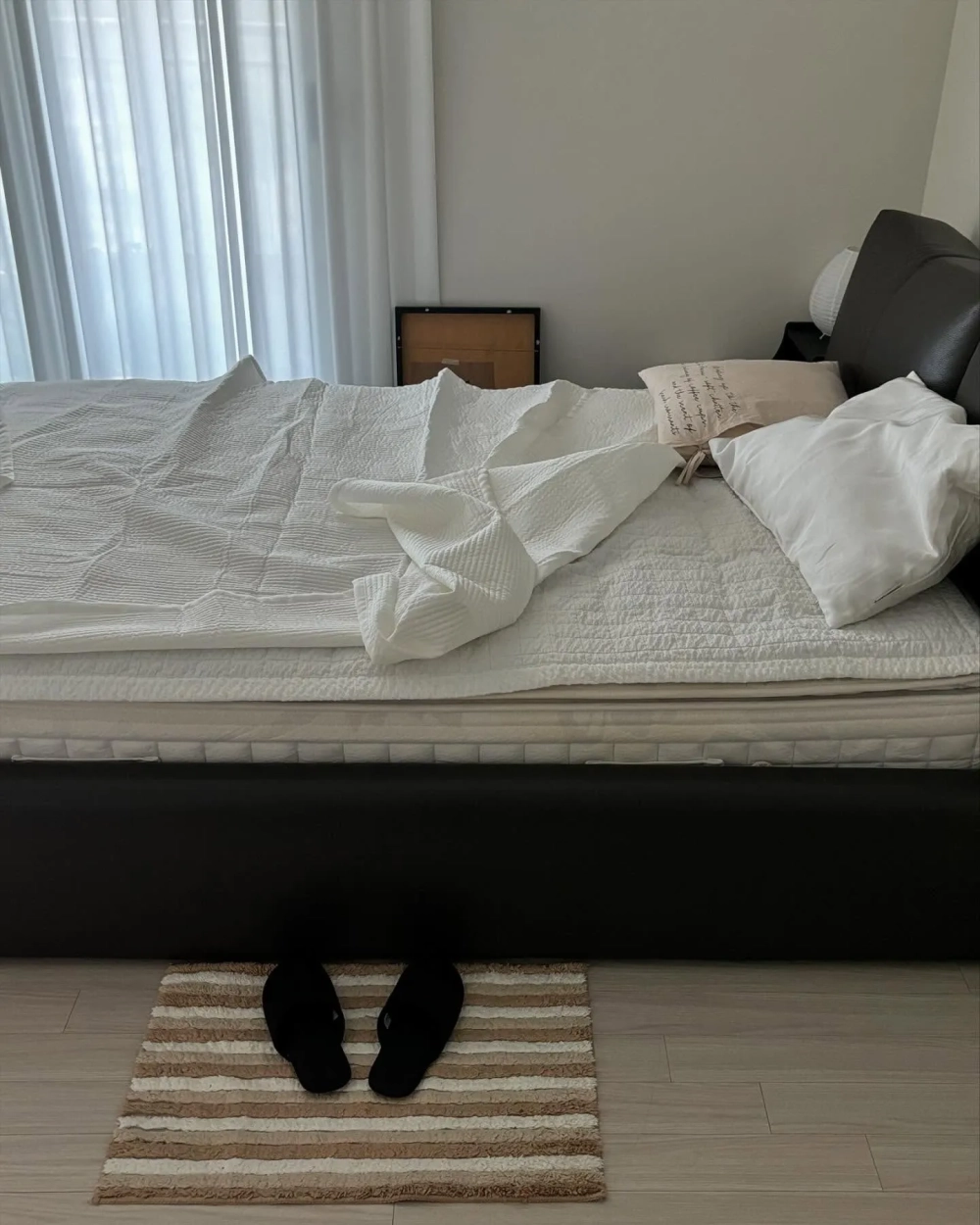 Giường ngủ bọc da đen đơn giản cho căn hộ hiện đại