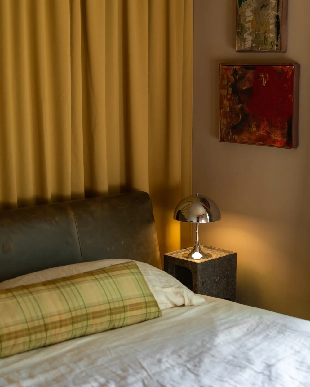 Giường ngủ bọc da màu xám kết hợp đôn ghế sofa tinh tế