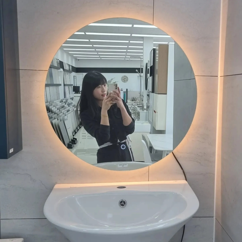 Dải led hắt sau tạo hiệu ứng chiều sâu cho gương nhà tắm