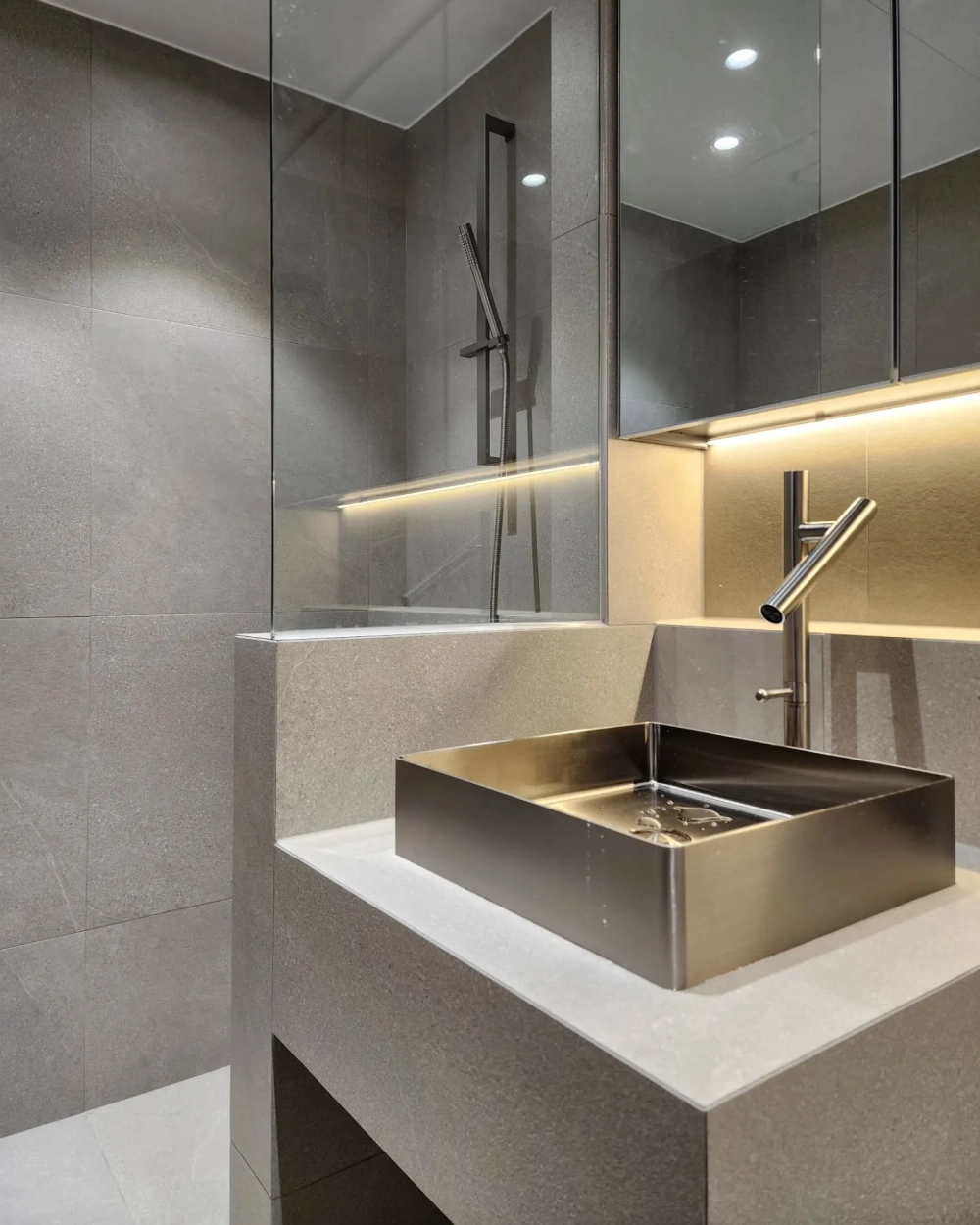 Lavabo đặt bàn kim loại vuông vắn trong phòng tắm hiện đại