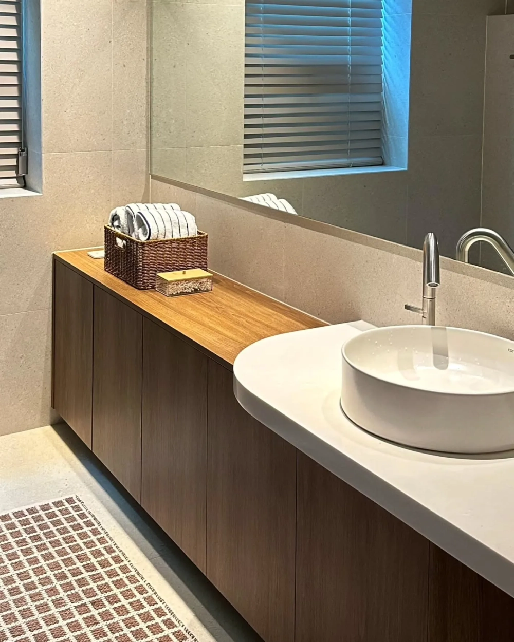 Lavabo đặt bàn tròn trắng trên tủ gỗ sồi hiện đại