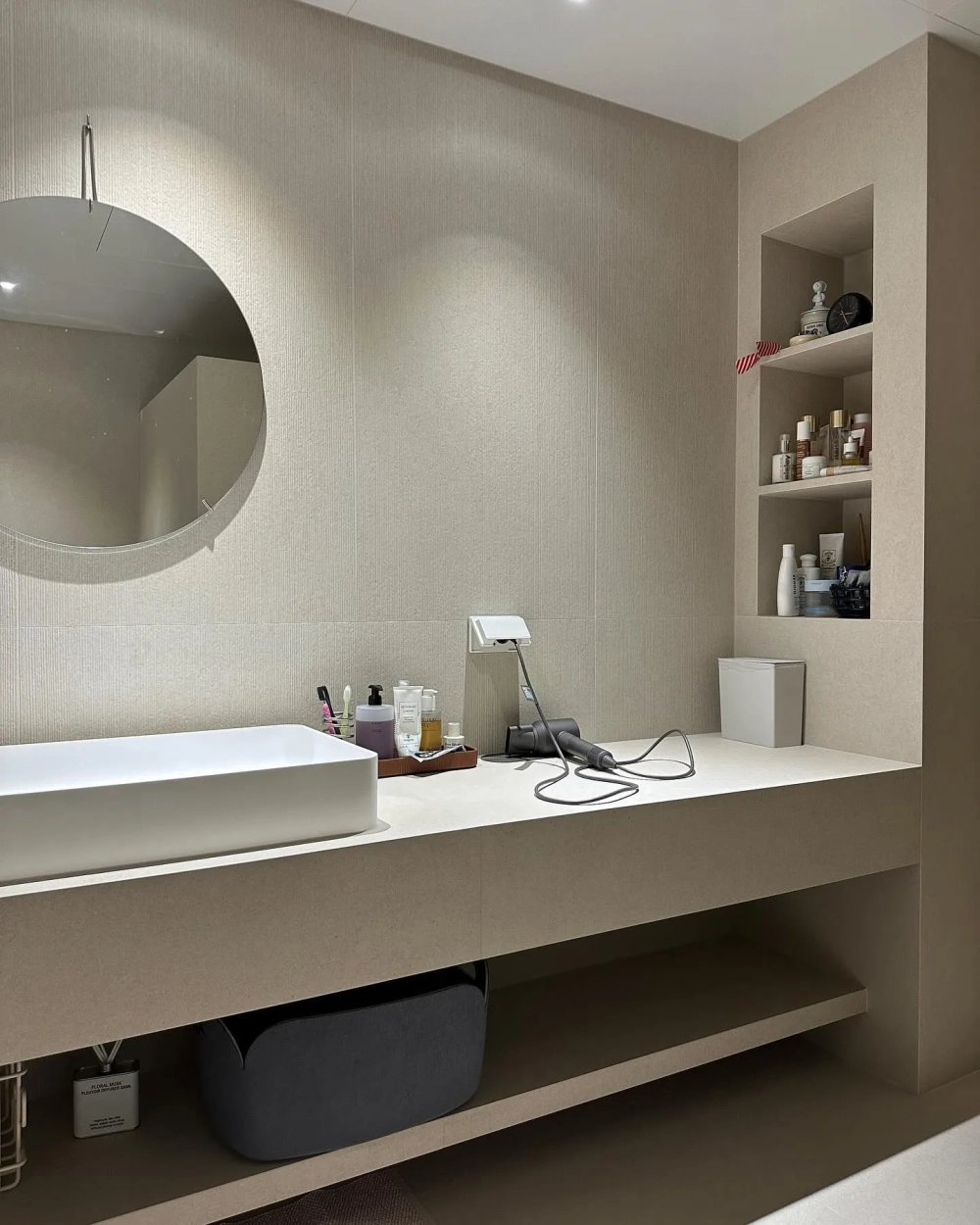 Lavabo đặt bàn cao cấp trên mặt đá nhân tạo màu kem