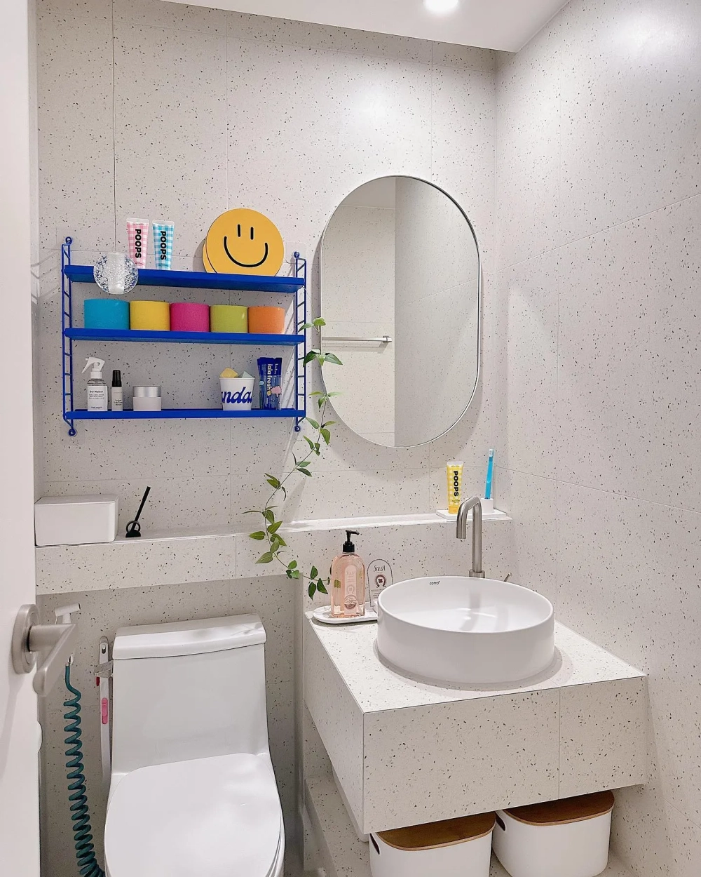 Lavabo đặt bàn sứ trắng trong phòng tắm terrazzo trẻ trung