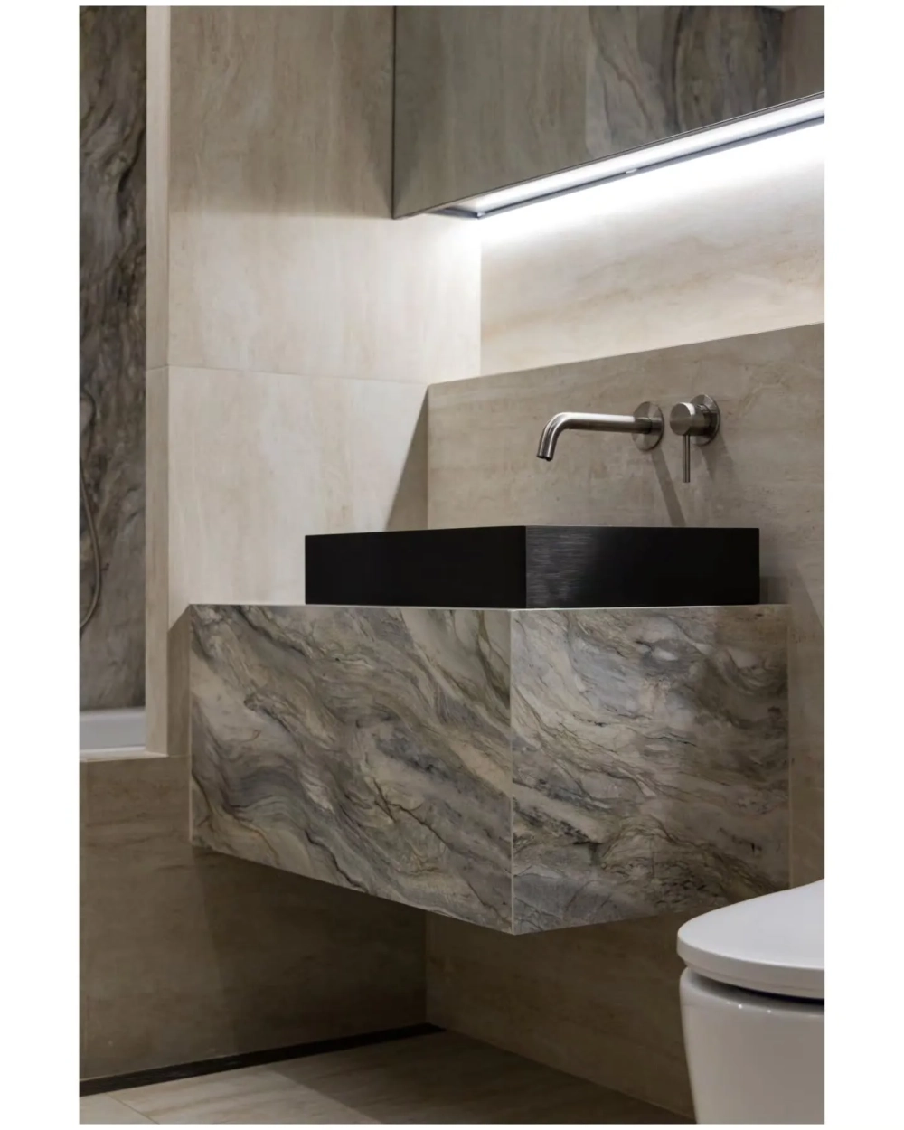 Lavabo đặt bàn màu đen hiện đại với tủ chậu vân đá