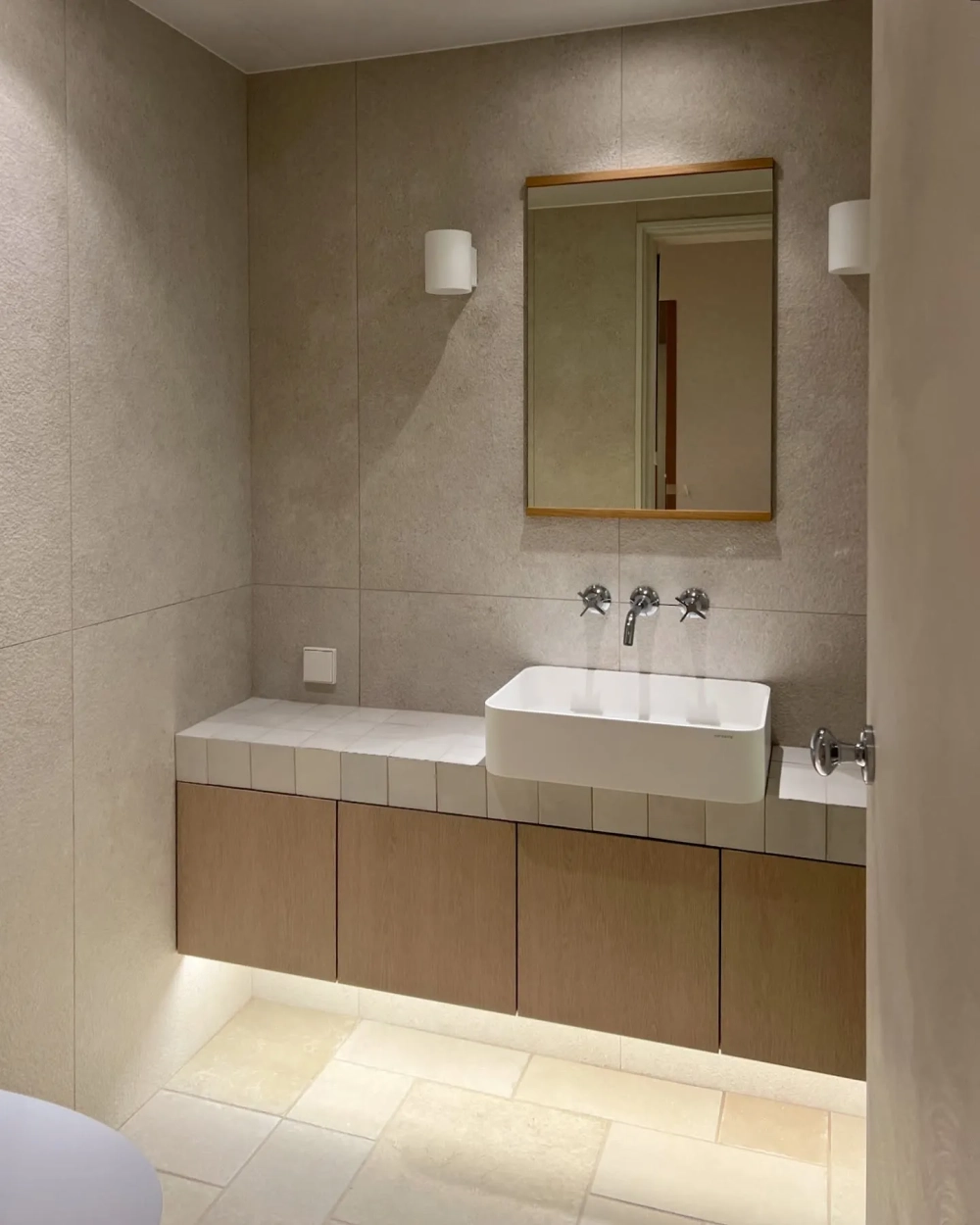 Lavabo đặt bàn phối cùng tủ gỗ và gạch ốp màu trung tính