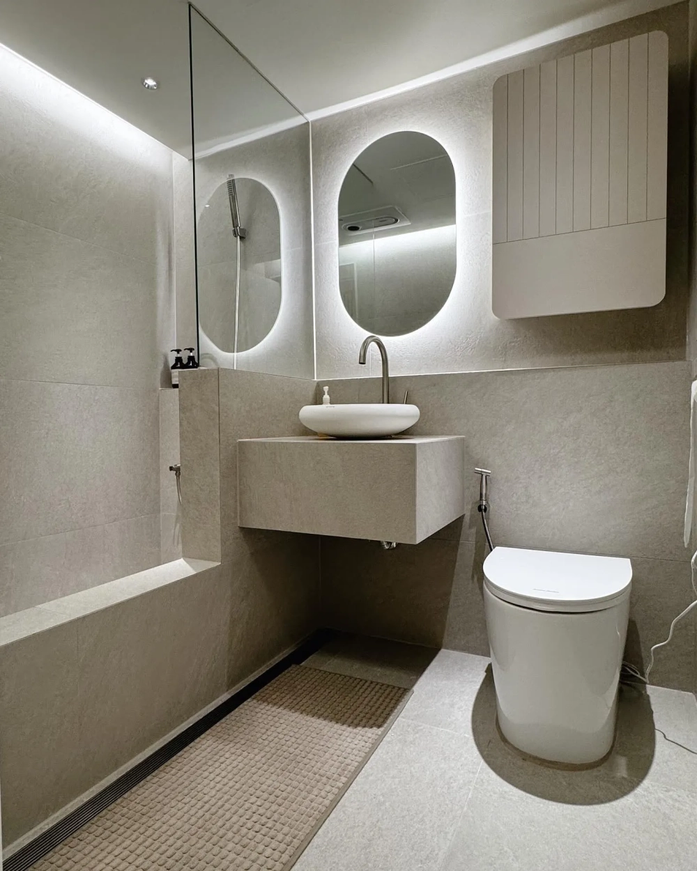 Lavabo đặt bàn tròn nhỏ gọn và gương oval đèn led