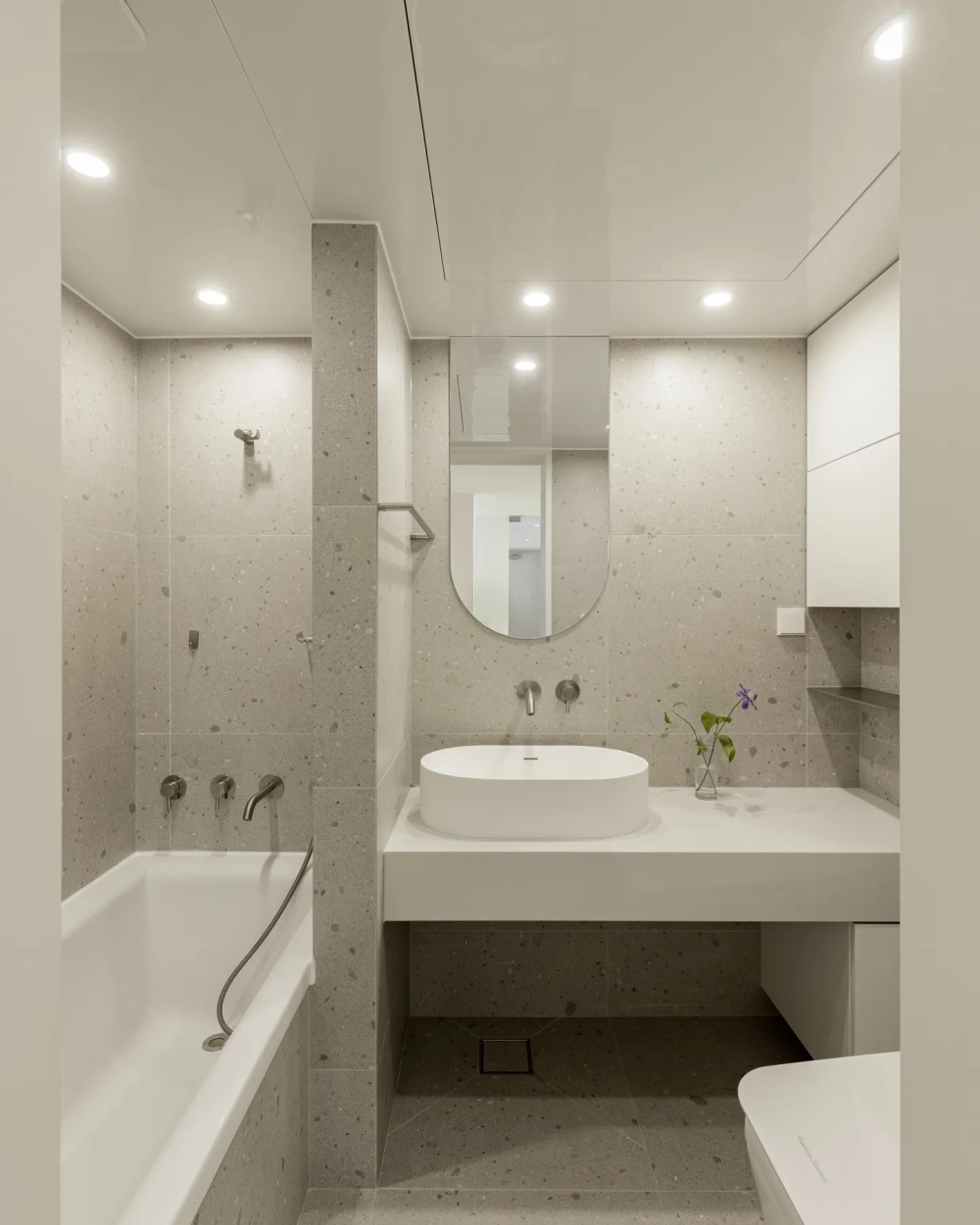Lavabo đặt bàn hình oval trắng sứ cho phòng tắm chung cư