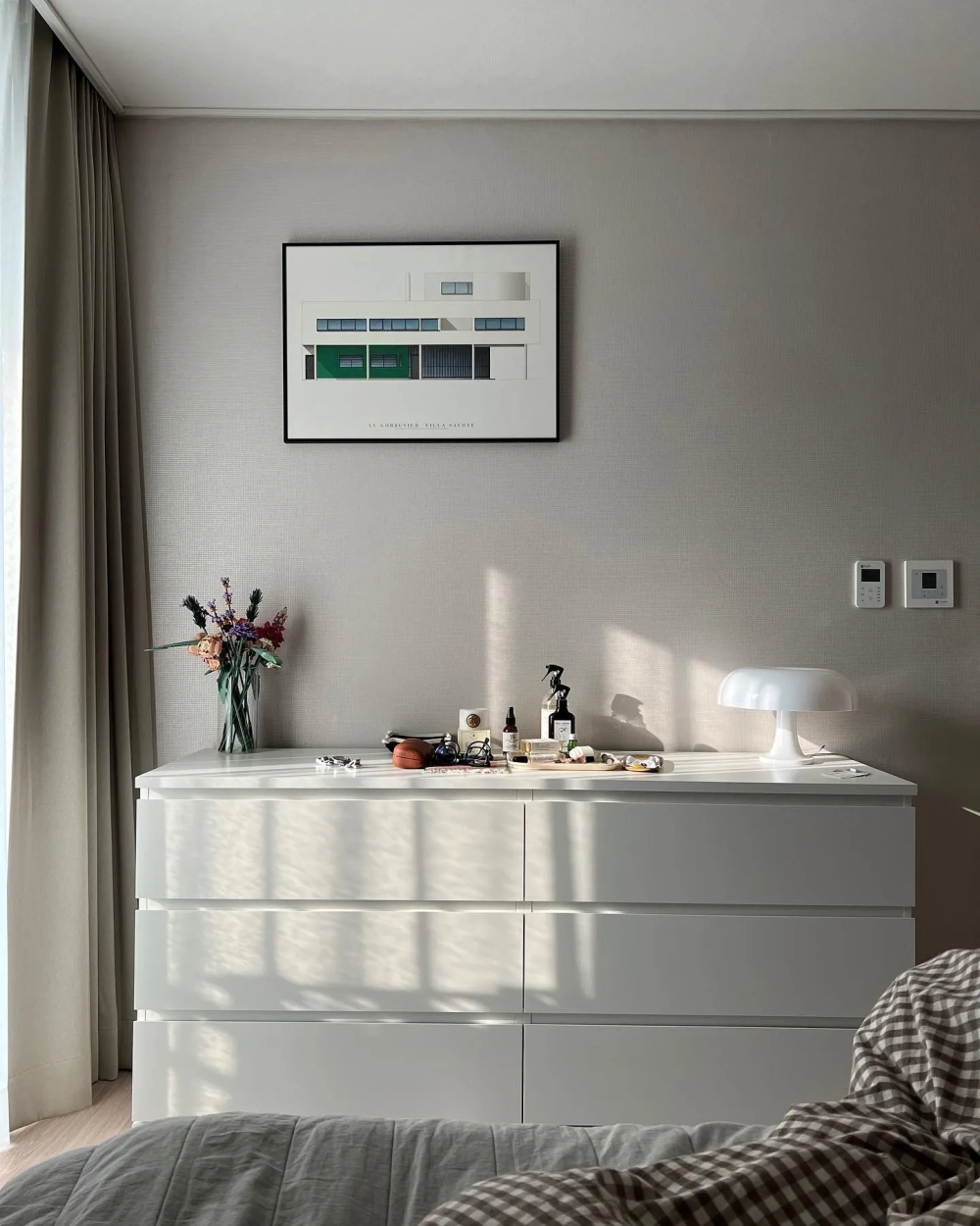 Nội thất phòng ngủ master hiện đại sử dụng rèm cửa hai lớp