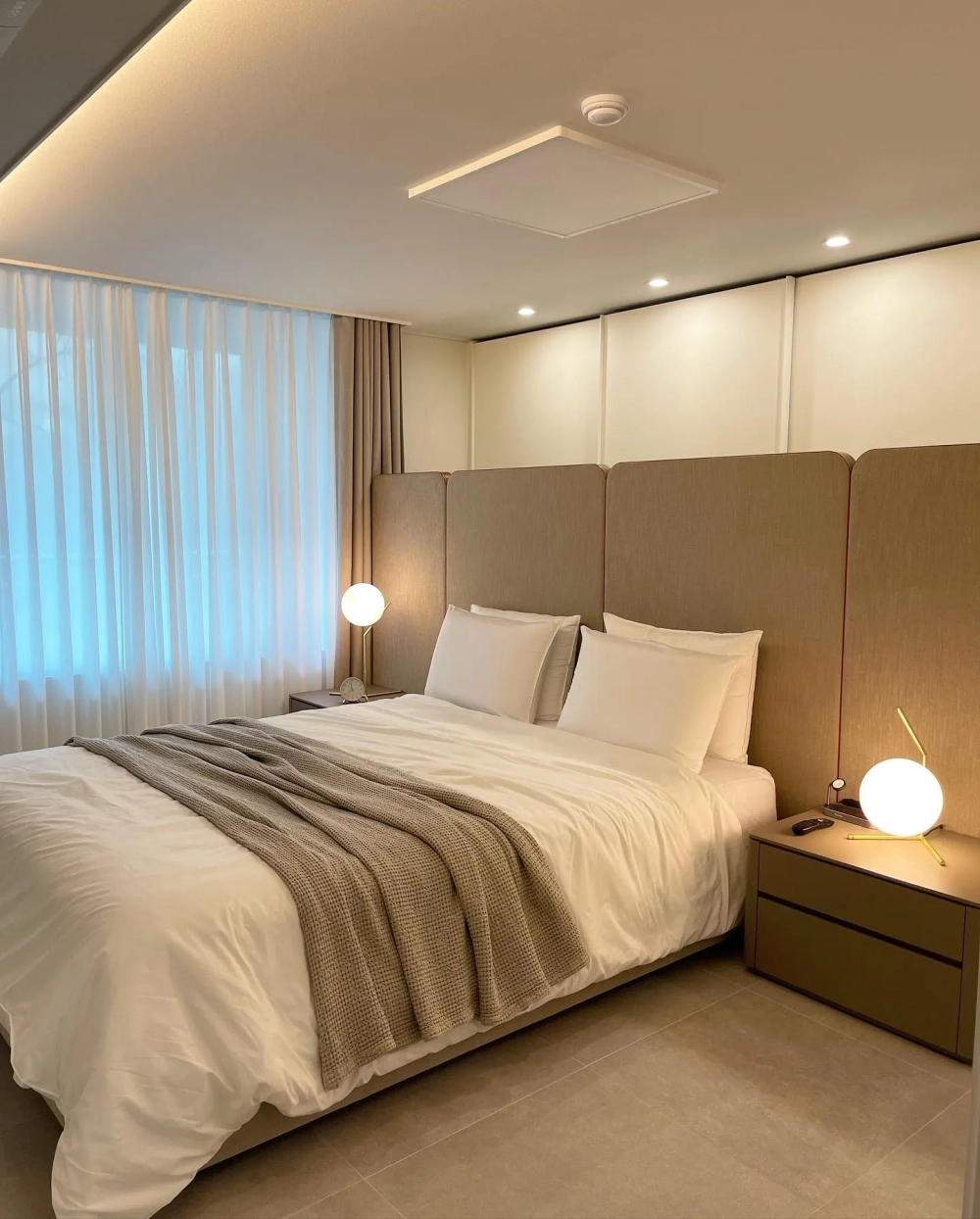 Thiết kế nội thất phòng ngủ master với thảm trải sàn mềm mại