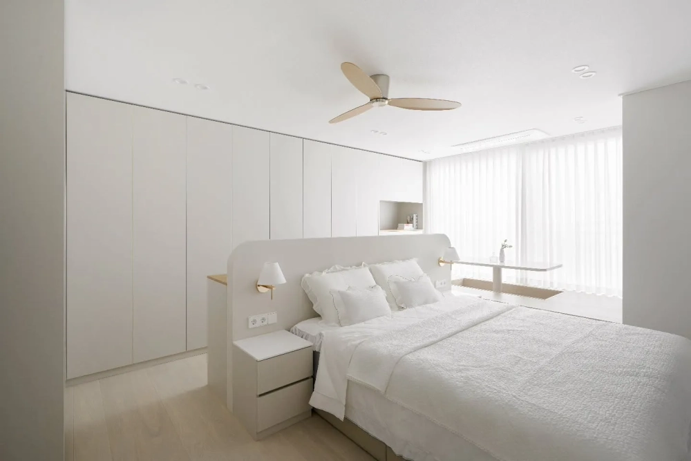 Mẫu phòng ngủ master có bàn làm việc tích hợp thông minh