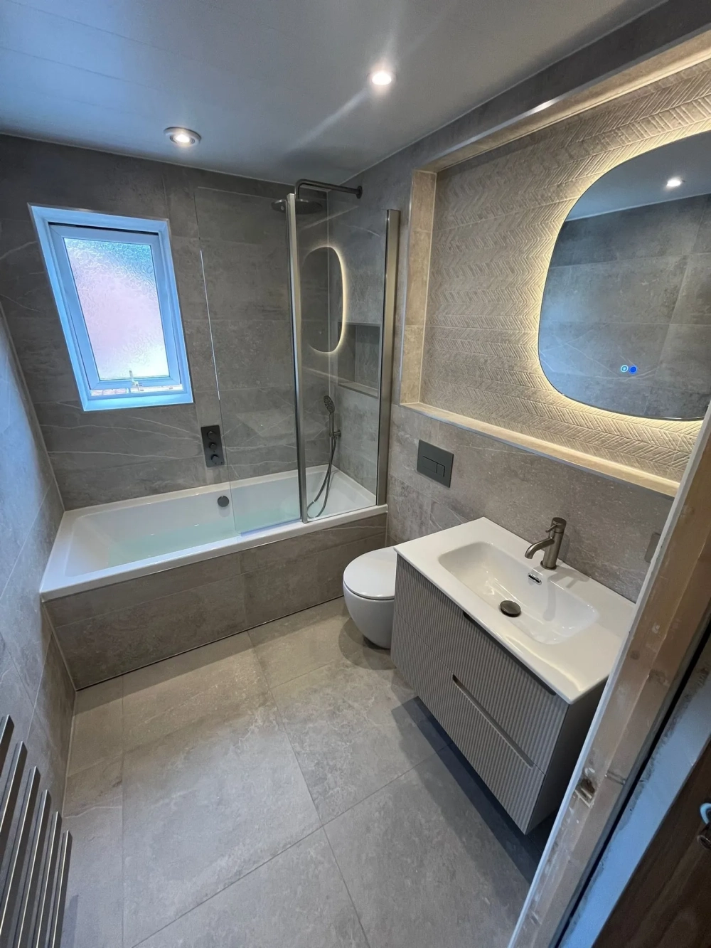 Chậu đặt bàn và gương tròn cho phòng tắm hiện đại