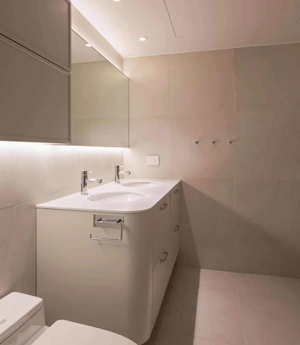 Tủ chậu đôi tiện nghi bên trong phòng tắm hiện đại