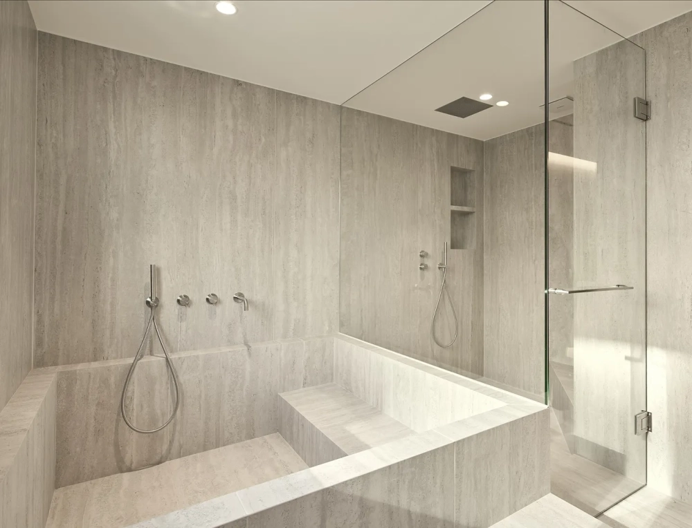 Khu vực tắm ốp đá sang trọng của phòng tắm hiện đại