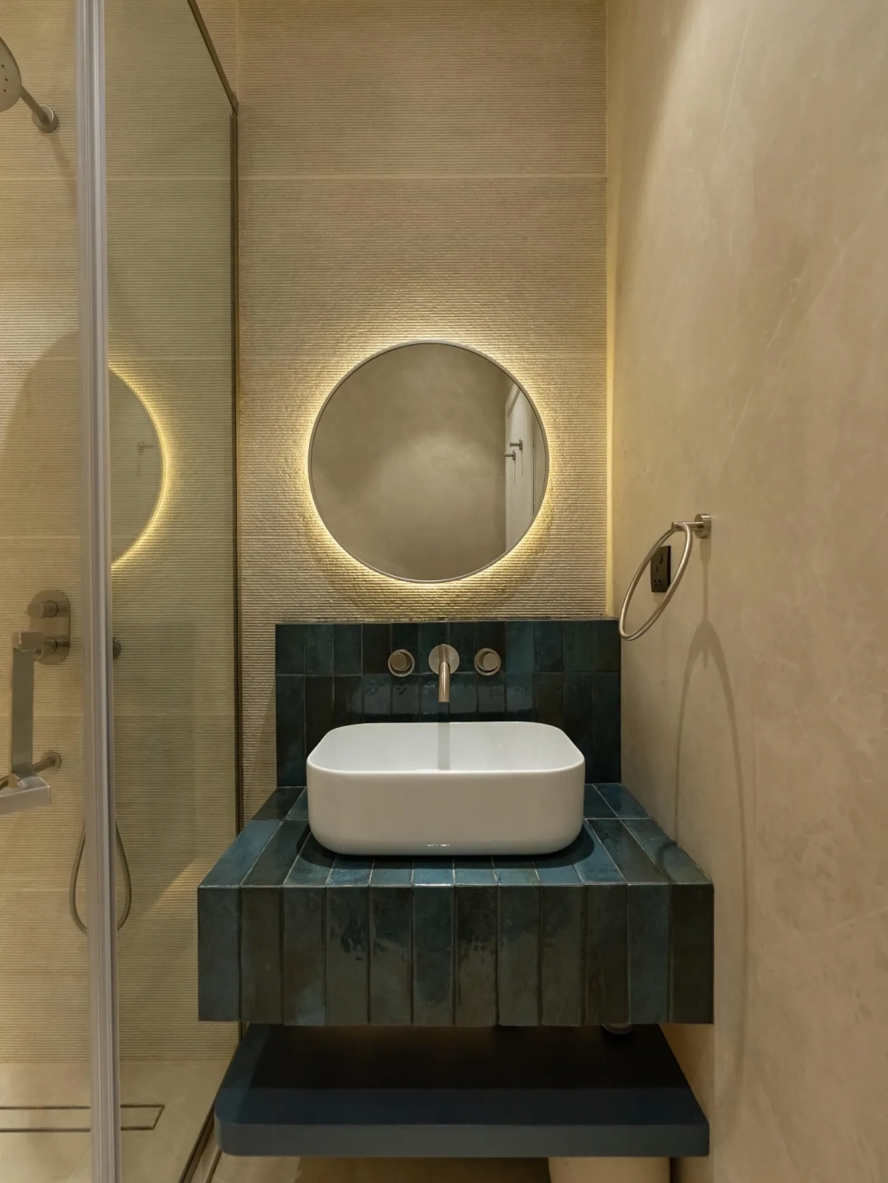 Chậu đặt bàn và gương tròn cho phòng tắm hiện đại