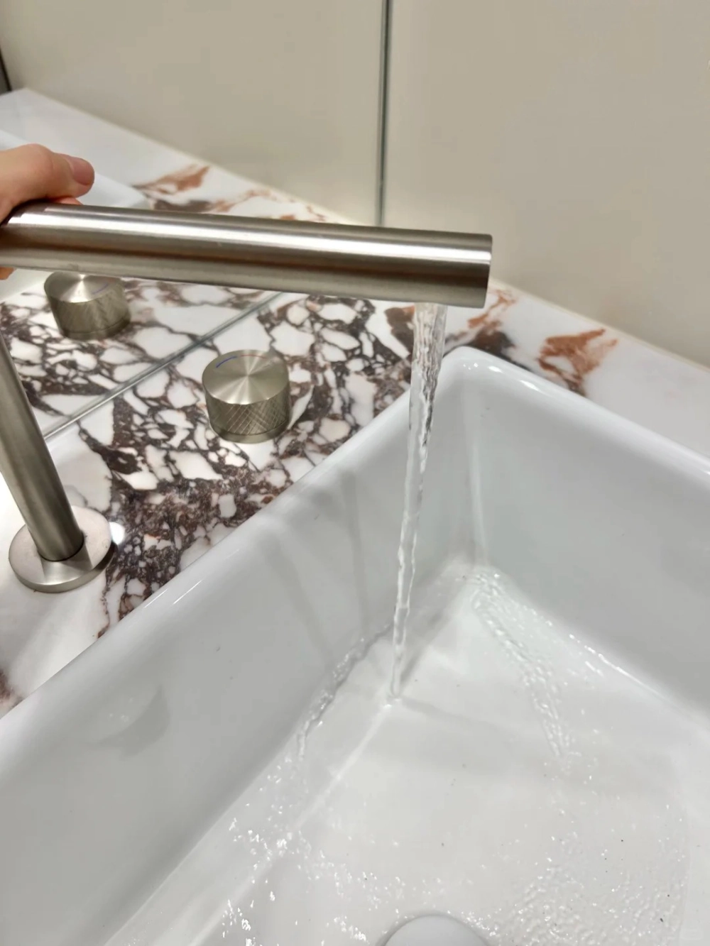 Vòi lavabo inox 304 cao cấp xả nước mạnh mẽ trên mặt đá