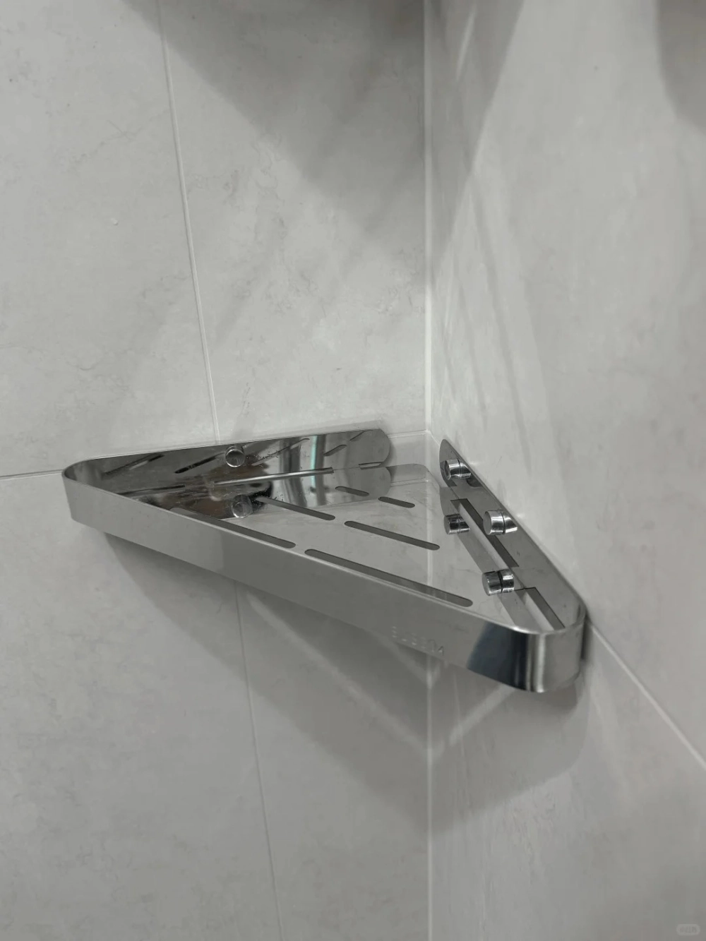 Kệ góc inox 304 dạng nan giúp thoát nước khô ráo