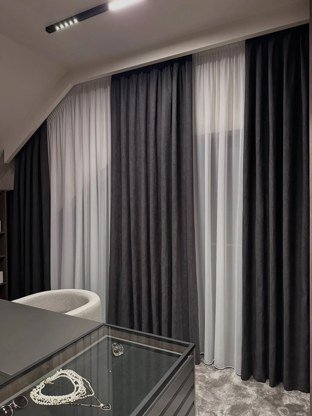 Thiết kế rèm vải 2 lớp màu xanh lá pastel cho không gian mở