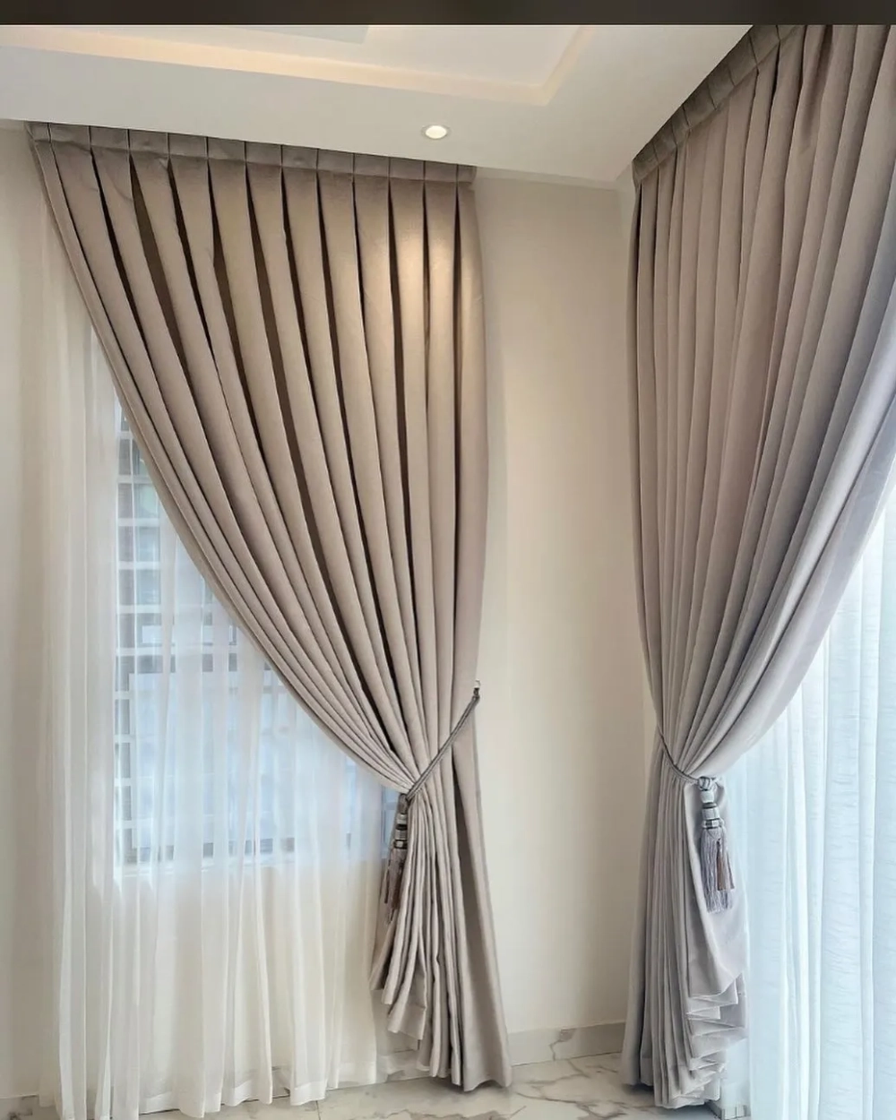 Rèm vải 2 lớp lắp lọt lòng cửa sổ tạo sự gọn gàng và hiện đại
