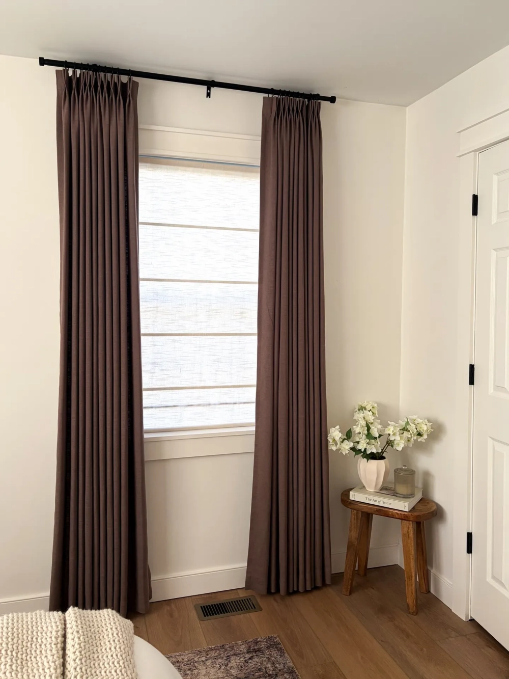 Thiết kế rèm vải 2 lớp âm trần tinh tế giúp gian phòng thêm cao rộng