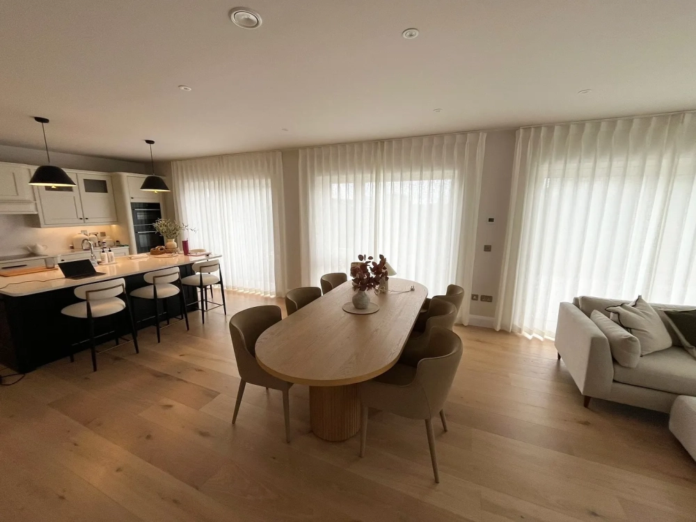 Rèm vải 2 lớp màu nâu đất tạo cảm giác ấm cúng cho phòng ăn